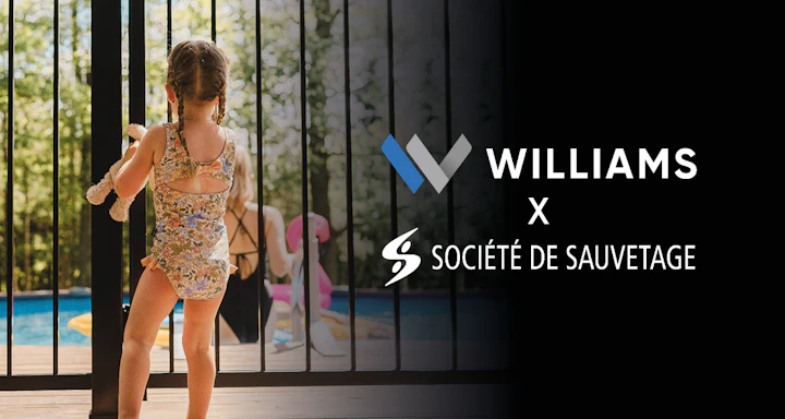 Une enfant derrière une clôture de piscine Williams, avec les logos de Williams et de la Société de sauvetage
