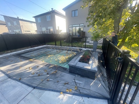 Contour de piscine Moderne simple main joint a la cloture frost