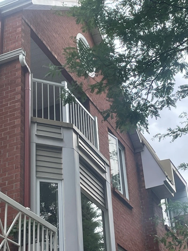 Rampe Moderne 5, Balcon
