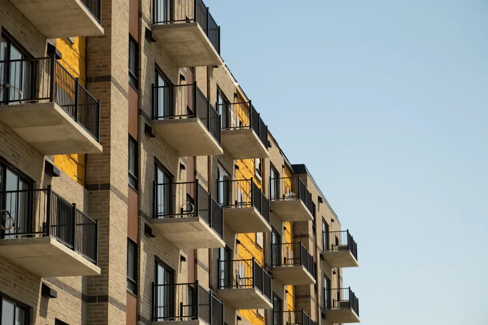 Balcons à barreaux noirs
