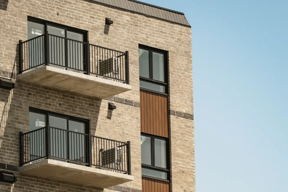 Balcons superposés et garde-corps noirs